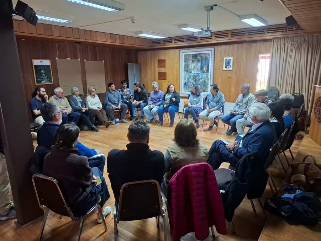 Propietarios y especialistas reunidos en el Primer Encuentro del Consejo de Propietarios del Programa Nothofagus en Valdivia