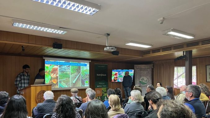 Propietarios y especialistas reunidos en el Primer Encuentro del Consejo de Propietarios del Programa Nothofagus en Valdivia