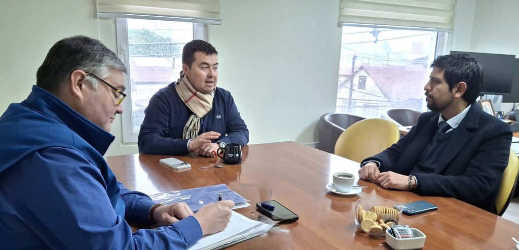 Reunion de trabajo entre el Servicio Nacional de Reinsercion Social Juvenil y el Minvu en la Region de Los Rios