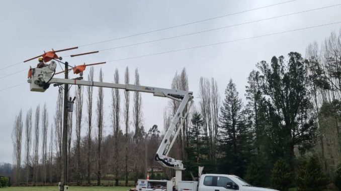 Operarios de Saesa realizando trabajos de mantenimiento en la red electrica de la costa de Valdivia
