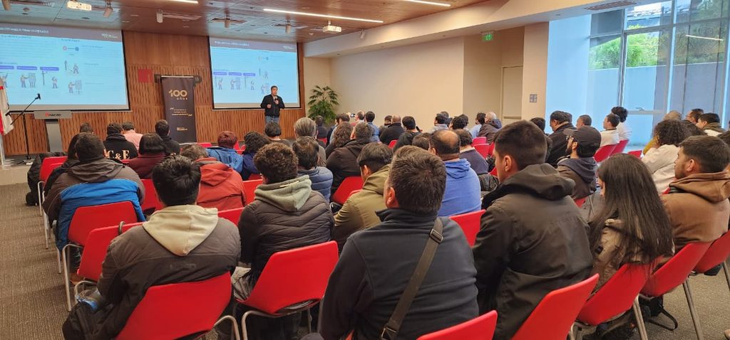 Participantes y estudiantes en el seminario de Saesa e INACAP sobre el sector eléctrico en Valdivia