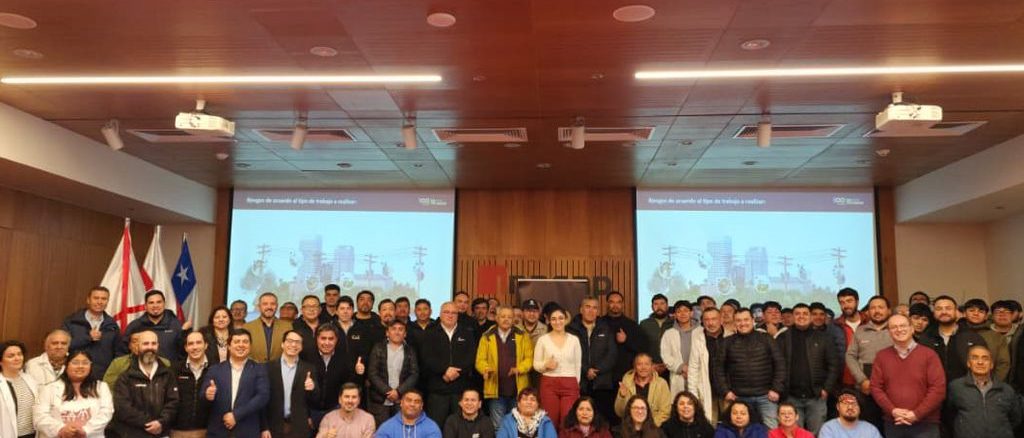 Participantes y estudiantes en el seminario de Saesa e INACAP sobre el sector eléctrico en Valdivia