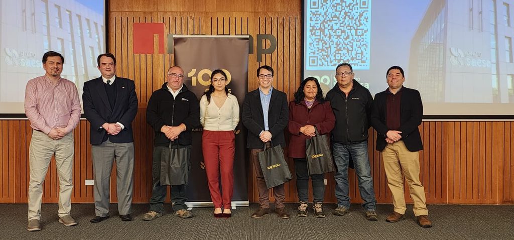 Participantes y estudiantes en el seminario de Saesa e INACAP sobre el sector eléctrico en Valdivia