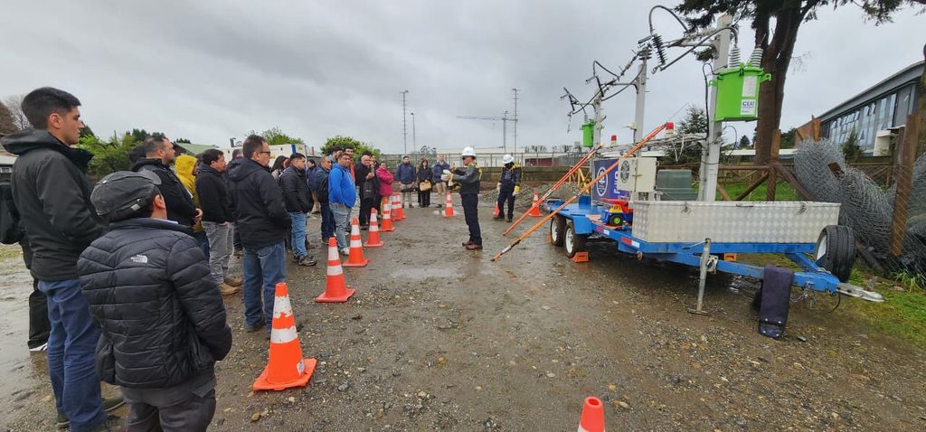 Participantes y estudiantes en el seminario de Saesa e INACAP sobre el sector eléctrico en Valdivia