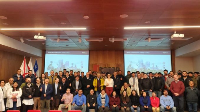 Participantes y estudiantes en el seminario de Saesa e INACAP sobre el sector eléctrico en Valdivia