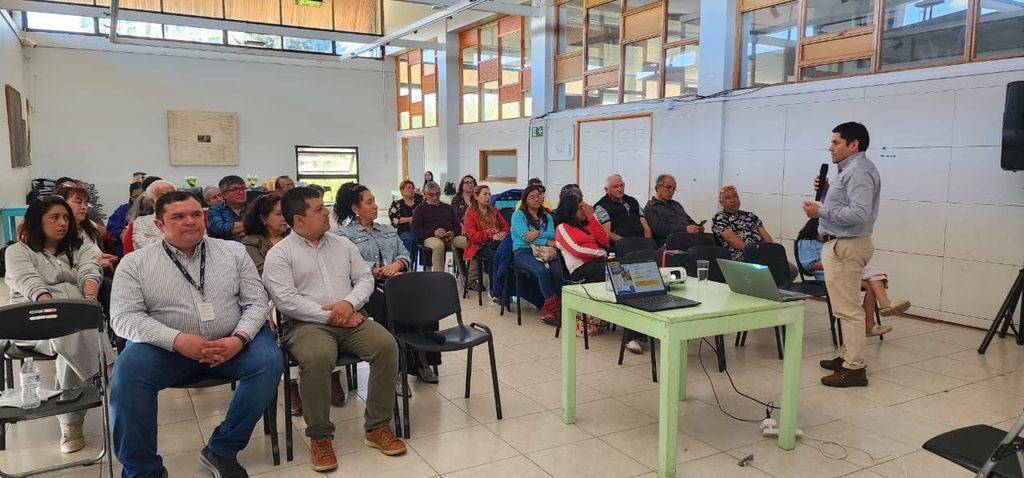 Dirigentes vecinales y representantes de Saesa reunidos en un encuentro participativo en Valdivia