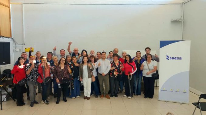 Dirigentes vecinales y representantes de Saesa reunidos en un encuentro participativo en Valdivia