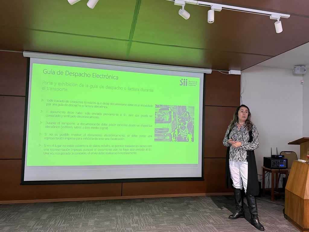 Representantes de empresas forestales participan en seminario sobre nuevas exigencias de trazabilidad en La Araucanía