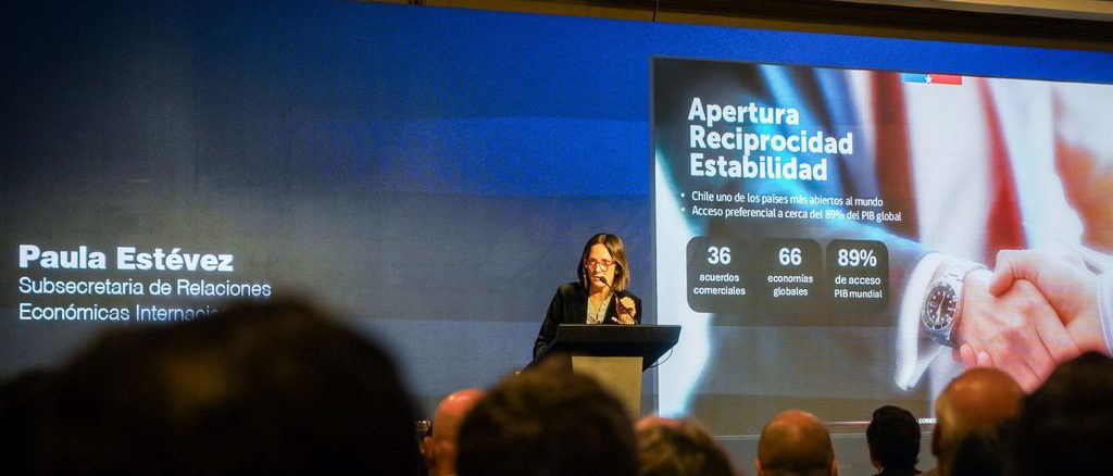 La subsecretaria de Relaciones Económicas Internacionales Paula Estévez exponiendo sobre comercio global en evento de CSAV