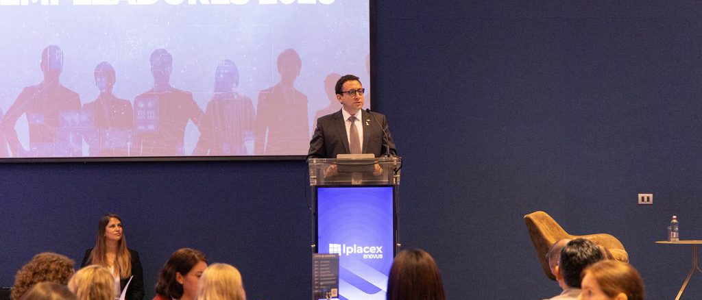 Subsecretario del Trabajo hablando sobre inteligencia artificial y empleo en Chile