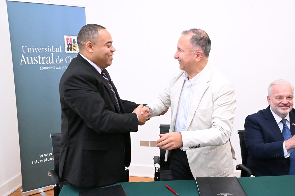 Firma del convenio de cooperación académica entre la Universidad Austral de Chile y la Universidad Católica del Cibao