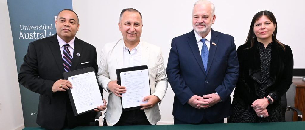 Firma del convenio de cooperación académica entre la Universidad Austral de Chile y la Universidad Católica del Cibao