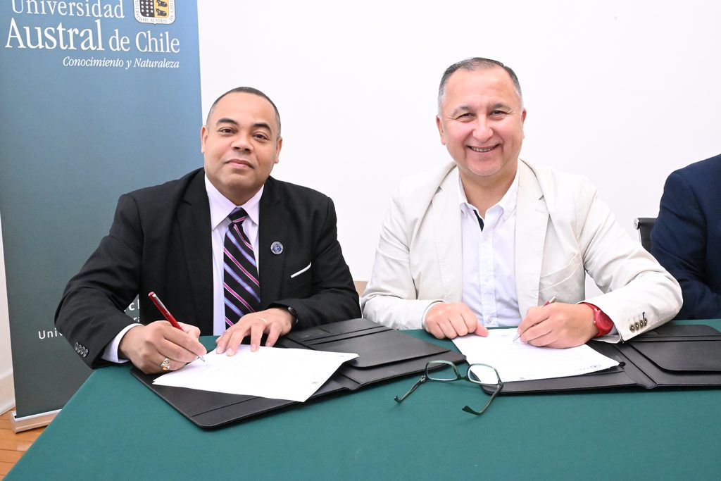 Firma del convenio de cooperación académica entre la Universidad Austral de Chile y la Universidad Católica del Cibao
