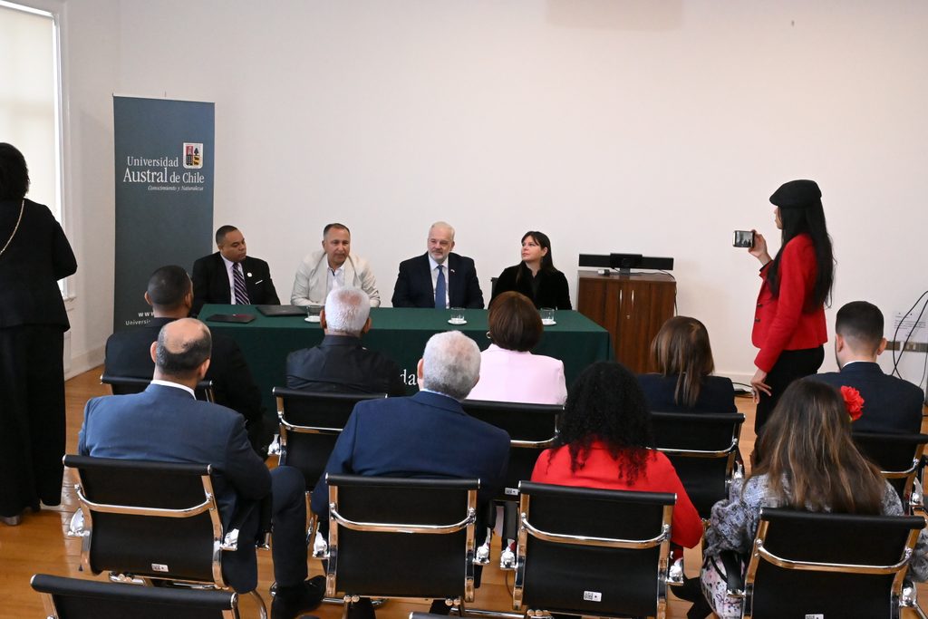 Firma del convenio de cooperación académica entre la Universidad Austral de Chile y la Universidad Católica del Cibao