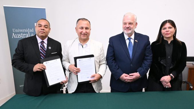 Firma del convenio de cooperación académica entre la Universidad Austral de Chile y la Universidad Católica del Cibao