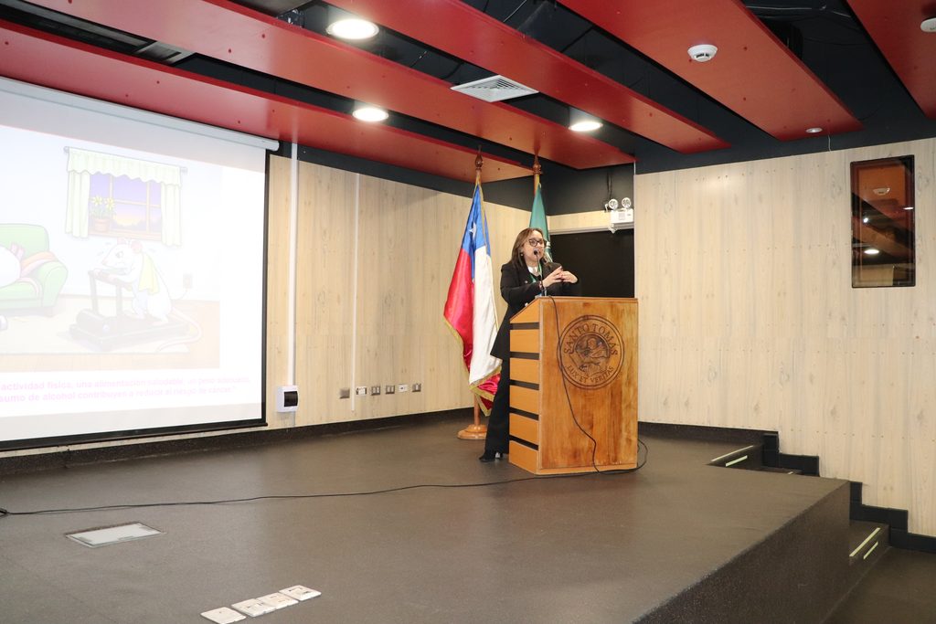 Especialistas participando en la jornada regional sobre el rol interprofesional en la atención del paciente oncológico organizada por la UST