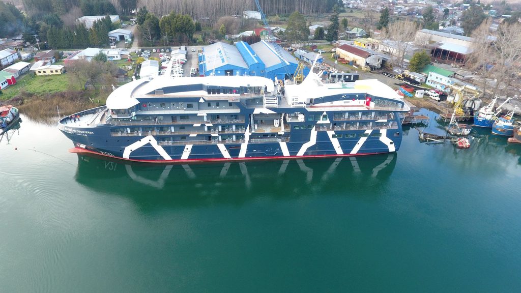 El crucero hibrido-electrico Magellan Discoverer navegando en Valdivia rumbo a la Antartica
