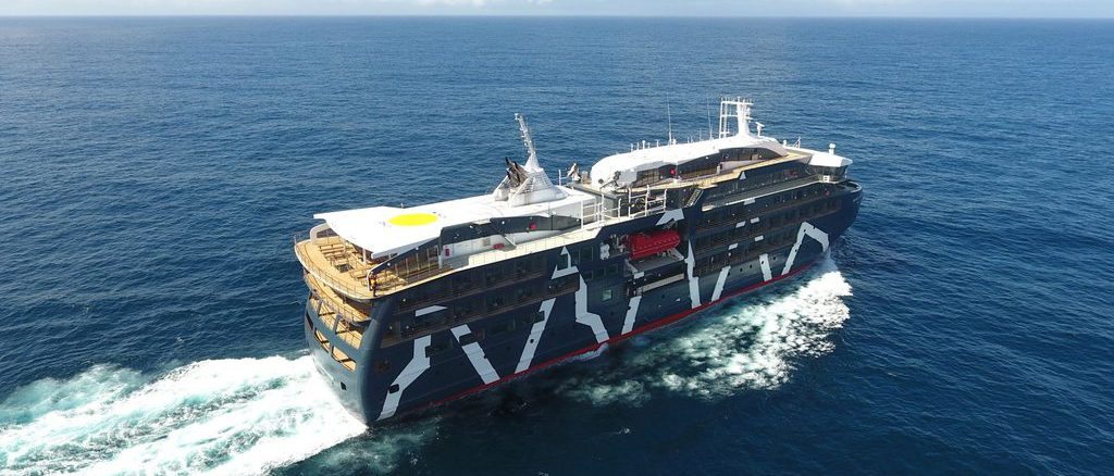 El crucero hibrido-electrico Magellan Discoverer navegando en Valdivia rumbo a la Antartica