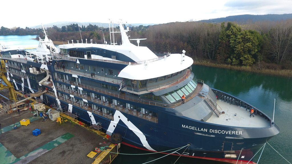 El crucero hibrido-electrico Magellan Discoverer navegando en Valdivia rumbo a la Antartica