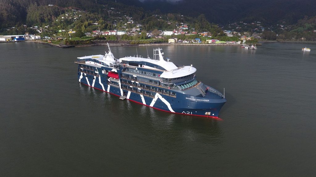 El crucero hibrido-electrico Magellan Discoverer navegando en Valdivia rumbo a la Antartica