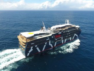 El crucero hibrido-electrico Magellan Discoverer navegando en Valdivia rumbo a la Antartica