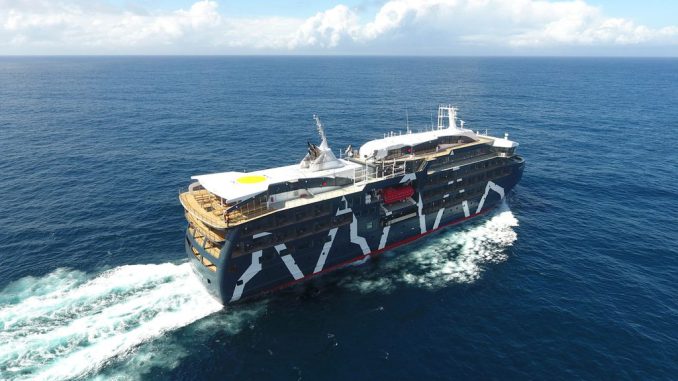 El crucero hibrido-electrico Magellan Discoverer navegando en Valdivia rumbo a la Antartica