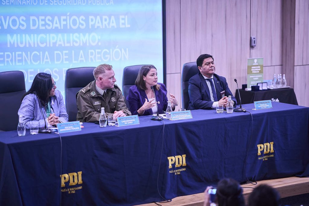 Asistentes al V Seminario de Seguridad Pública en Valdivia sobre la nueva ley municipal