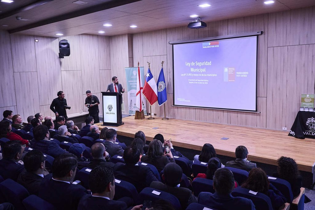 Asistentes al V Seminario de Seguridad Pública en Valdivia sobre la nueva ley municipal
