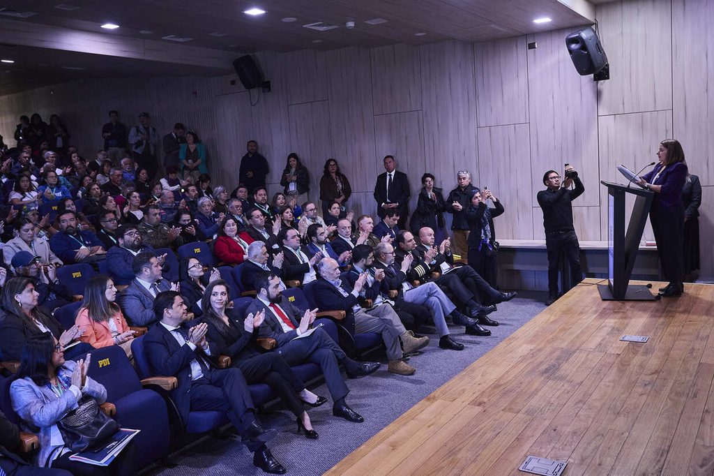 Asistentes al V Seminario de Seguridad Pública en Valdivia sobre la nueva ley municipal