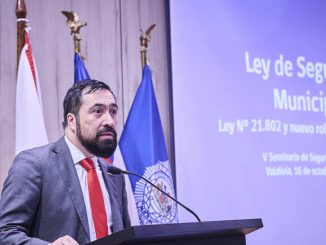 Asistentes al V Seminario de Seguridad Pública en Valdivia sobre la nueva ley municipal