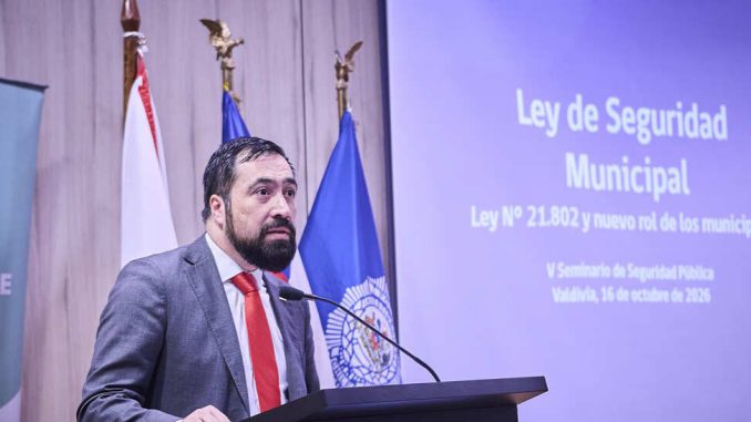 Asistentes al V Seminario de Seguridad Pública en Valdivia sobre la nueva ley municipal