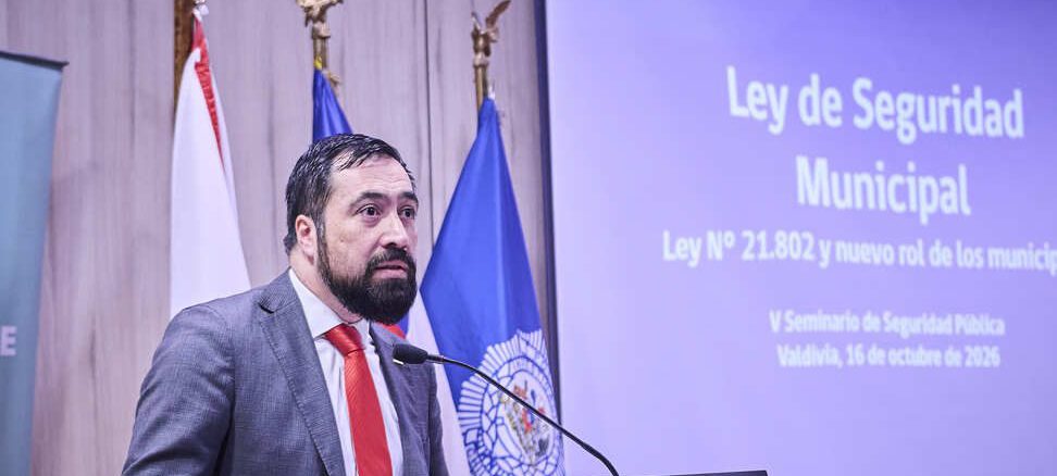 Asistentes al V Seminario de Seguridad Pública en Valdivia sobre la nueva ley municipal